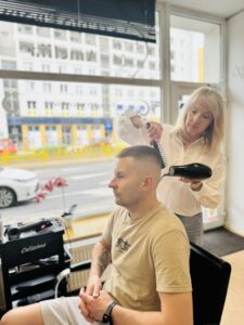Konsultacja fryzury męskiej przed strzyżeniem w salonie fryzjerskim Ameliia
