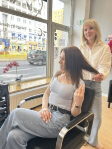 Olena Pavlenko wykonuje precyzyjne cięcie damskie
