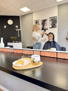 Stanowisko fryzjerskie w salonie Ameliia przygotowane do strzyżenia damskiego