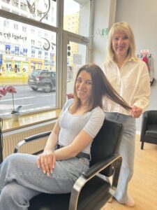 Fryzjerka Olena Pavlenko wykonuje strzyżenie damskie w salonie Ameliia w Szczecinie